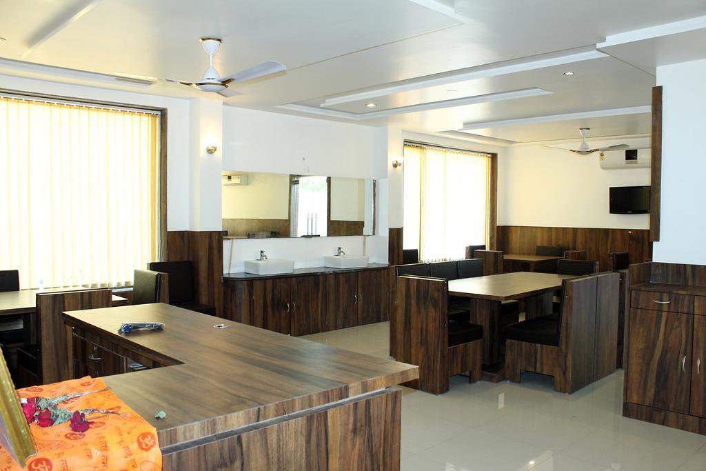 Oyo 4316 Hotel Sai Empire Shirdi Buitenkant foto
